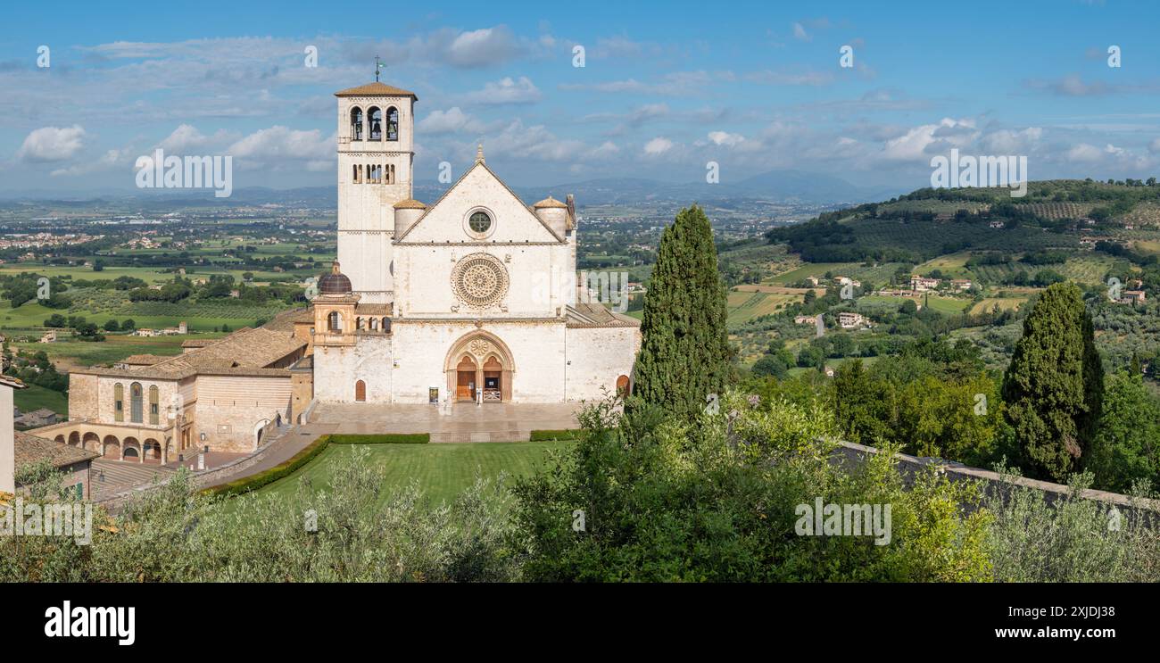 Assisi - die Basilika di San Francesco über der umbrischen Landschaft. Stockfoto