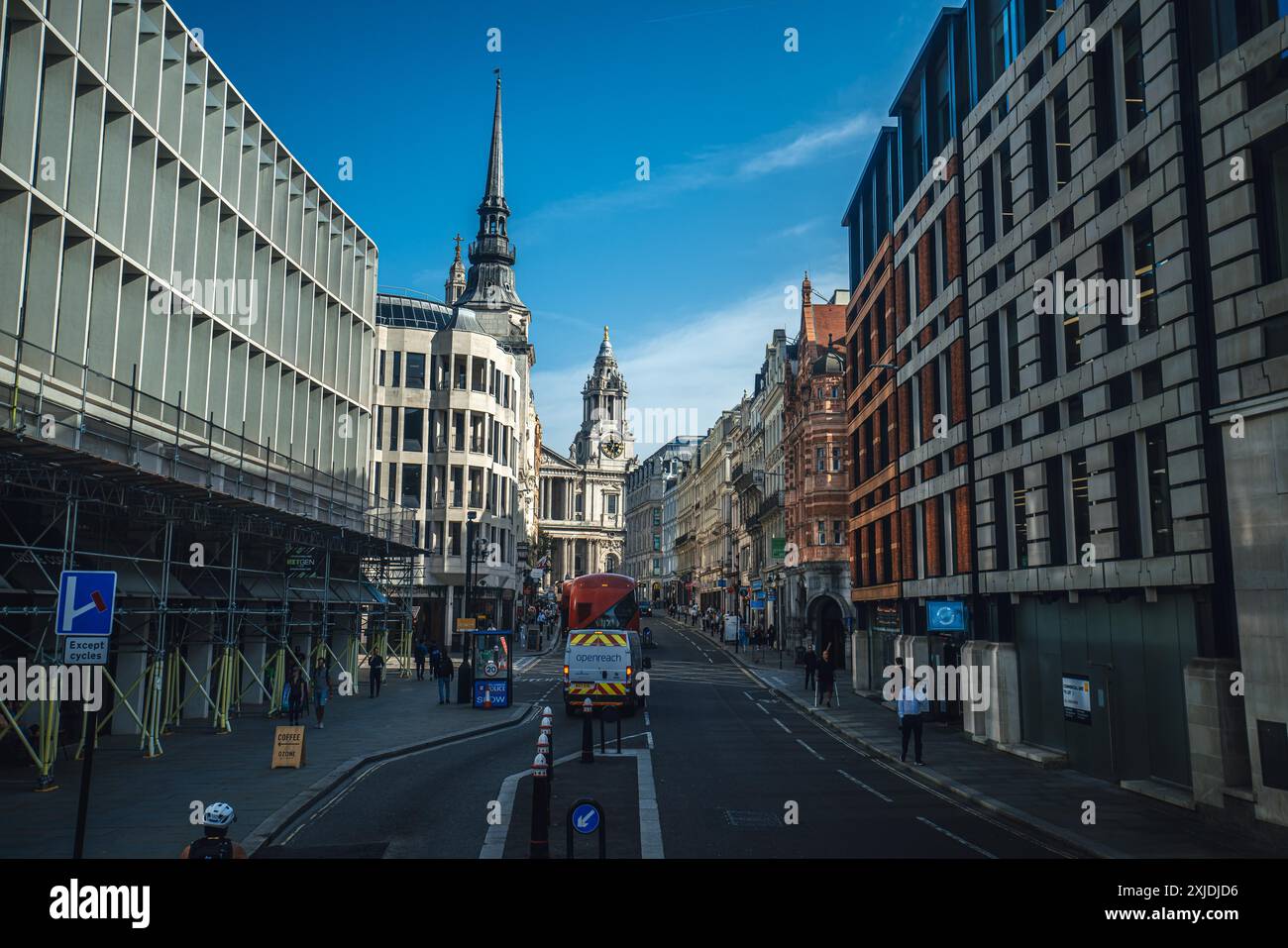 London, UK - 09. Oktober 2023 : Blick auf eine Londoner Straße mit einem roten Bus und hohen Gebäuden. Stockfoto