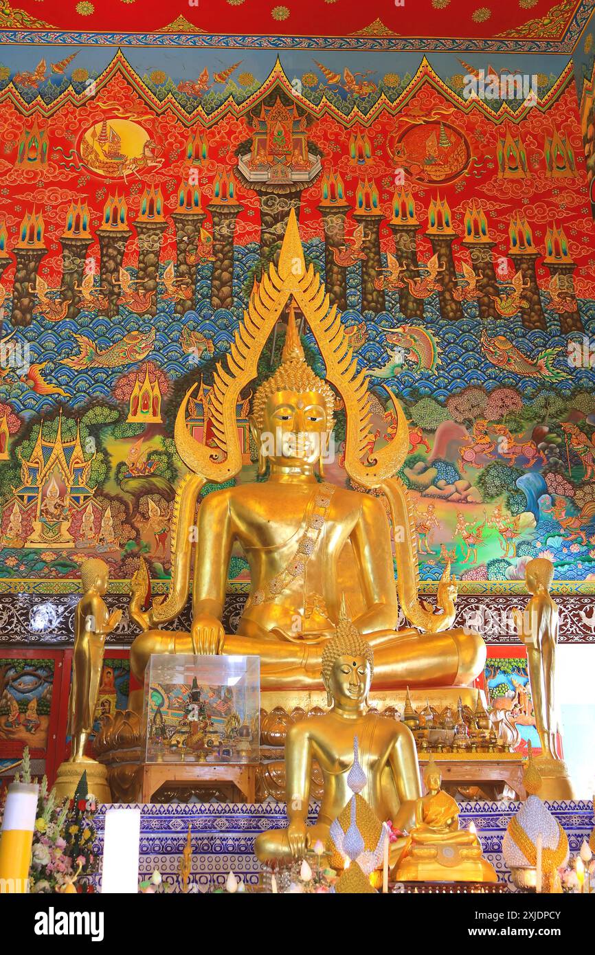 Wunderschönes vergoldetes Buddha-Bild in der Versammlungshalle des Wat Pak Nam Khaem Nu oder im Blauen Tempel, Chanthaburi, Thailand Stockfoto