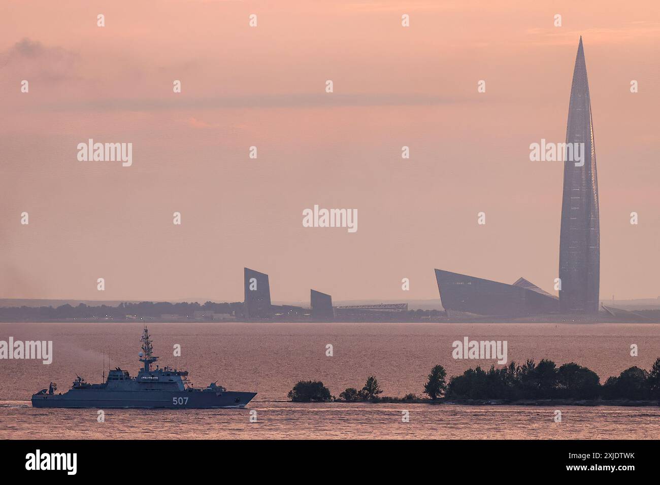 Ein russisches Marineschiff segelte im Golf von Finnland während einer Probe für die Marineparade am frühen Morgen in St. Petersburg. Die Hauptmarineparade zu Ehren des russischen Marinetages findet am 28. Juli in St. Petersburg statt. (Foto: Artem Priakhin / SOPA Images/SIPA USA) Stockfoto