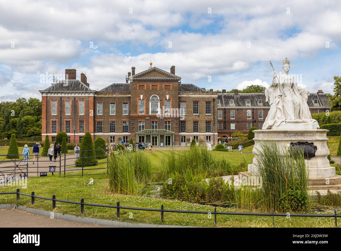 Kensington Palace mit Queen Victoria Statue und Gärten, London, England, historische königliche Residenz in Kensington Gardens. Stockfoto