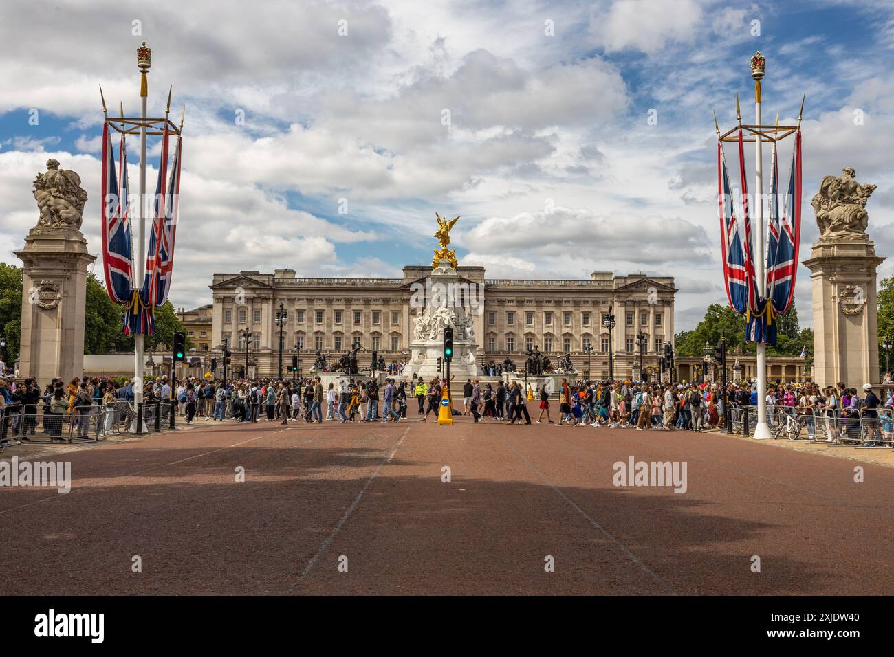 Menschenmassen vor dem Buckingham Palace und dem Victoria Memorial, London, mit Union Jack-Bannern, die die Wachwechsel-Zeremonie sehen. London England Großbritannien Stockfoto
