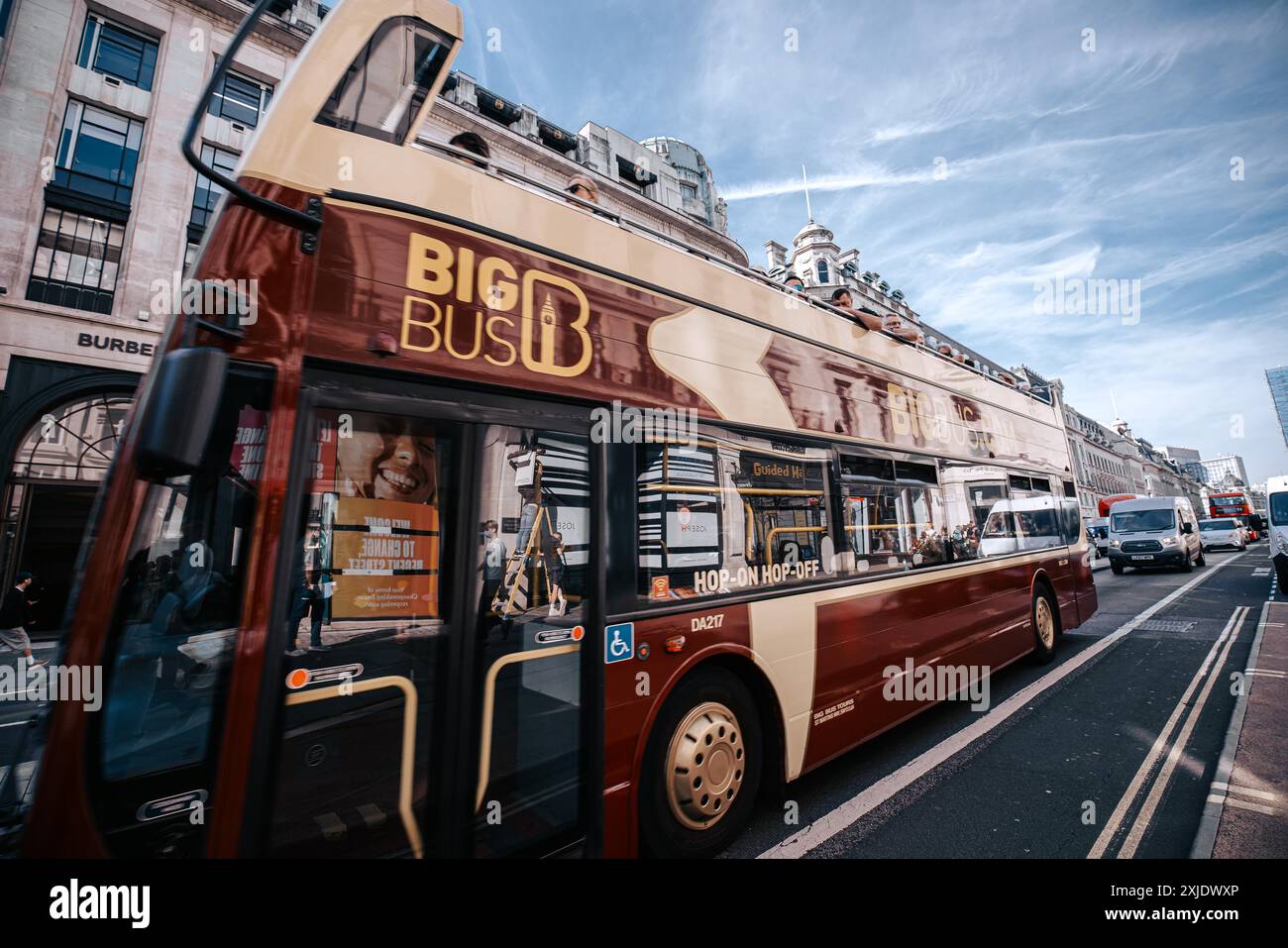 London, UK - 10. Oktober 2023 : Ein roter Doppeldeckerbus Big Bus Tours fährt eine Londoner Straße hinunter, der Bus ist in Bewegung und der Hintergrund ist leicht Stockfoto