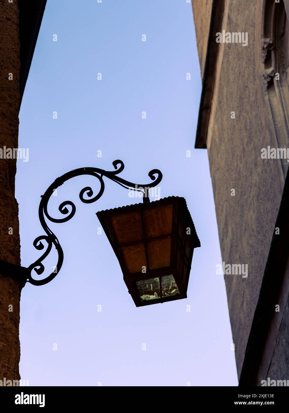 Eine alte Vintage-Lampe, die am helllichten Tag an einem Haus hängt Stockfoto
