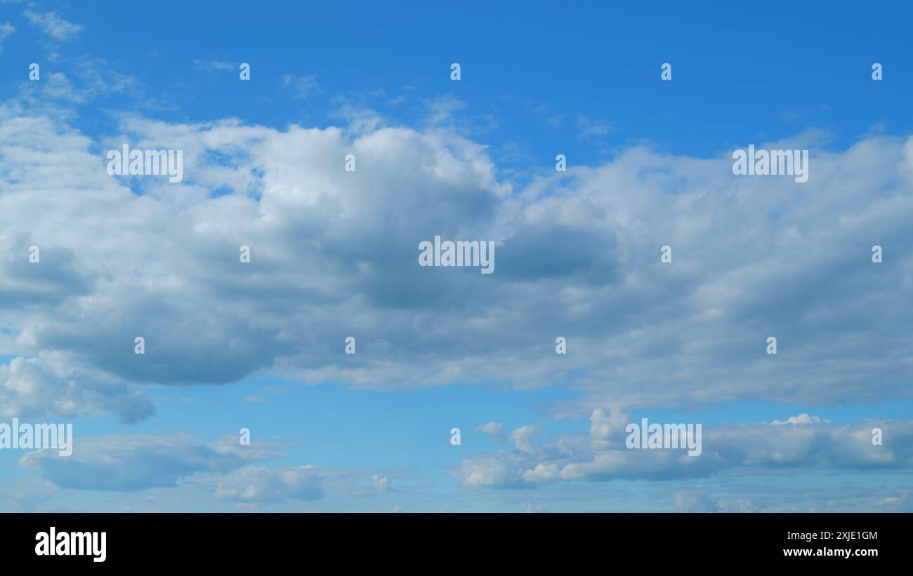 Zeitraffer. Wolkenbildung über den blauen Himmel. Weiße, geschwollene und flauschige Wolken am blauen Himmel. Stockfoto