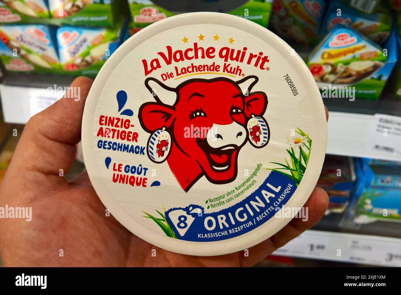 La Vache qui rit - die lachende Kuh, Käse - Markenname französischer Schmelzkäse der Firma Fromageries Bel aus dem französischen Departement Jura *** La Vache qui rit die lachende Kuh, Käse Markenname französischer Schmelzkäse von Fromageries Bel aus dem französischen Departement Jura Stockfoto