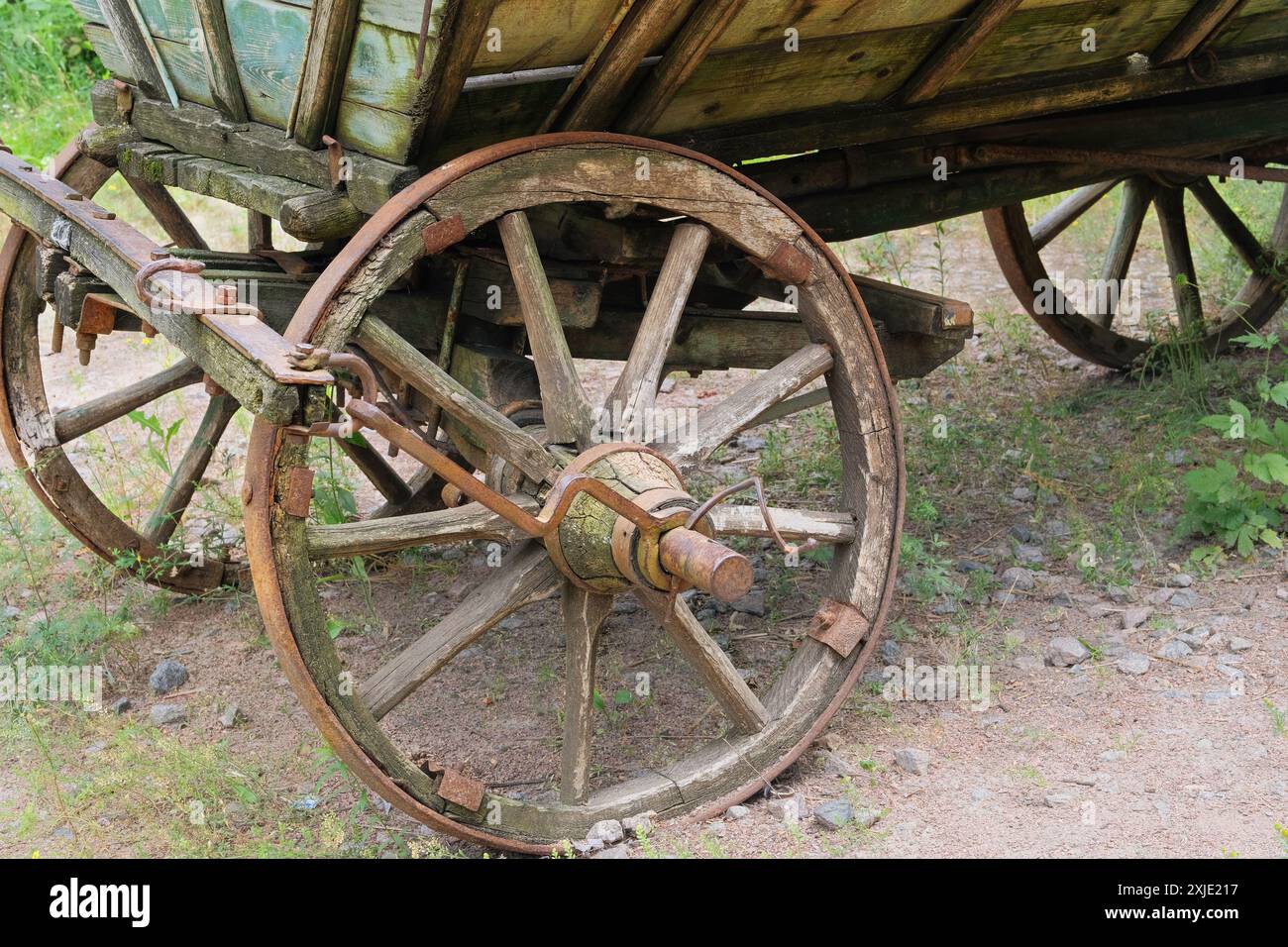 Retro-Holzwagen. Dorffahrzeug im Naturhintergrund. Stockfoto