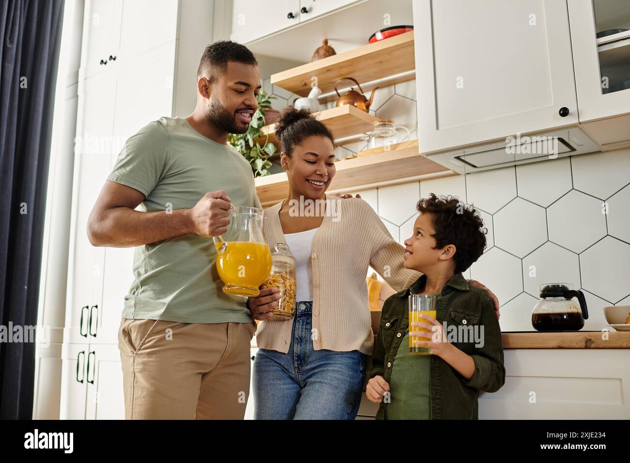 Ein Mann, eine Frau und ein Junge in einer warmen Küche. Stockfoto