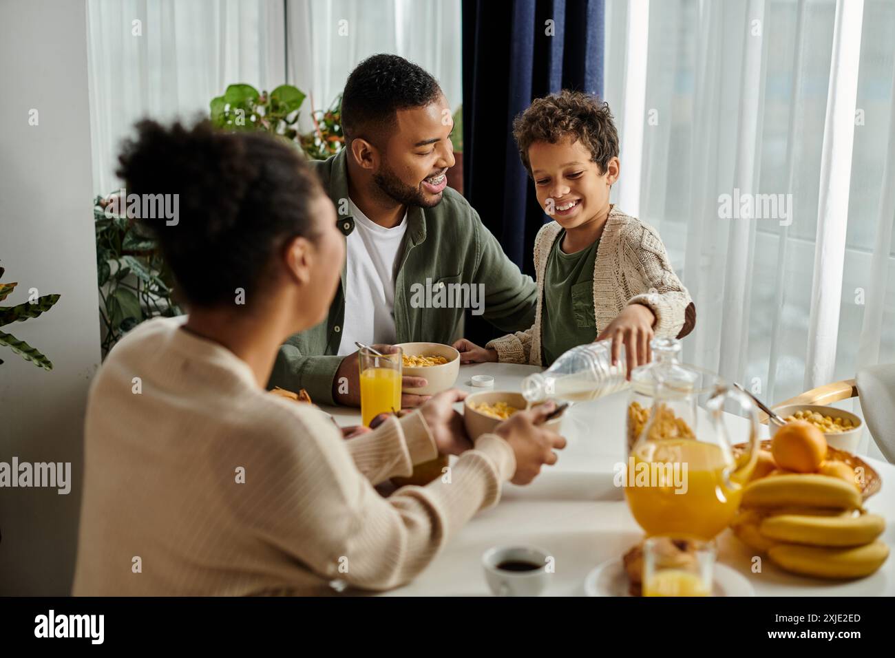afroamerikanische Familie, die gemeinsam am Tisch speisen kann. Stockfoto