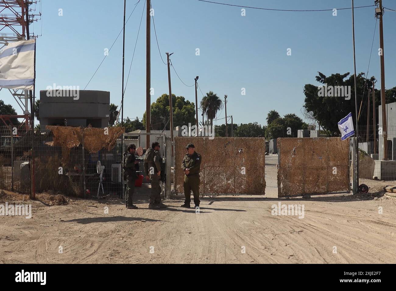 NAHAL OZ, ISRAEL – 17. JULI: Israelische Soldaten stehen auf der Militärbasis Nahal Oz, die beim Angriff der Hamas am 7. Oktober in Israel schwer beschädigt wurde. Stockfoto