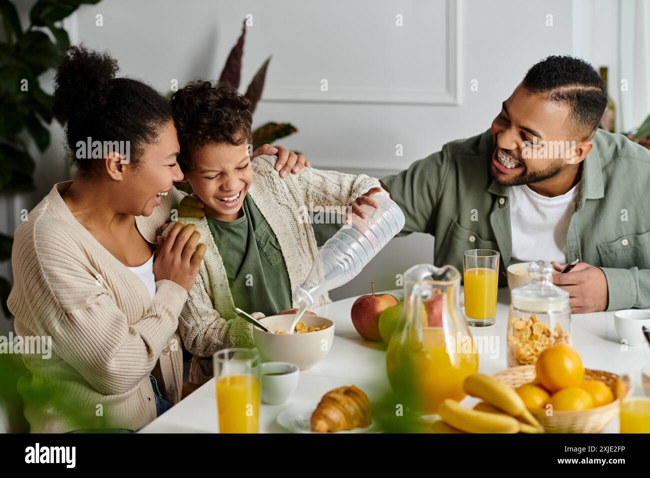 afroamerikanische Familie genießt Essen am Tisch. Stockfoto