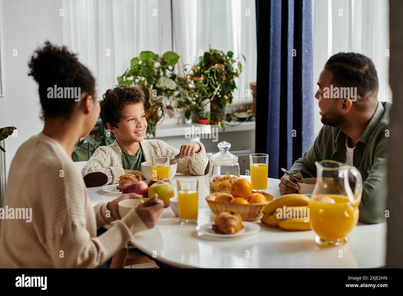 afroamerikanische Familie genießt gemeinsam ein Essen am Tisch. Stockfoto