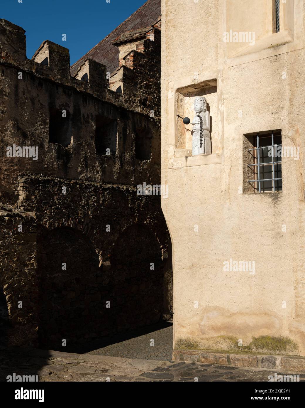 Sehr alte Gebäude mit einer Statue im Herzen eines Dorfes im Sonnenlicht Weißenkirchen in der Wachau Österreich Stockfoto