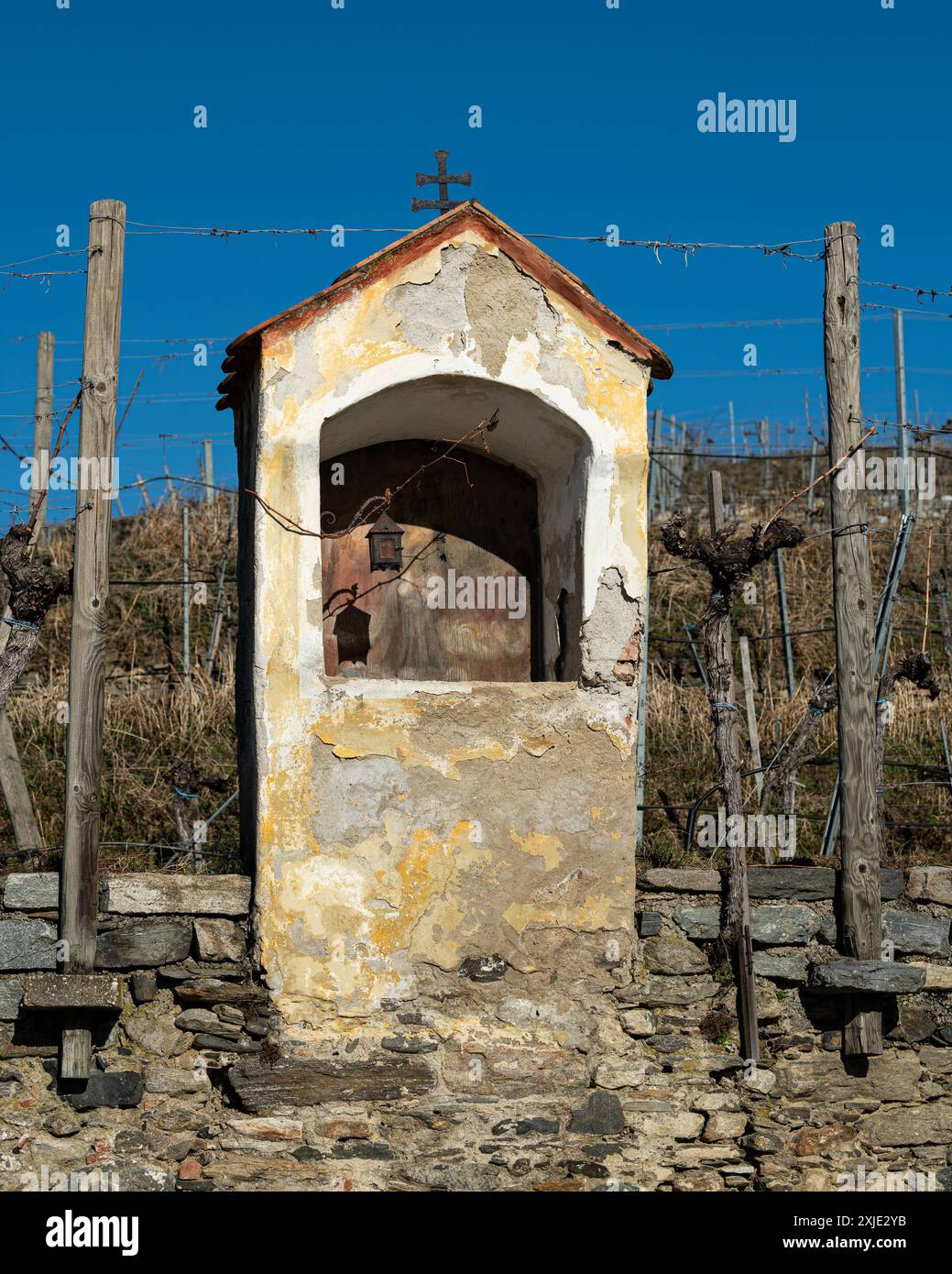 Ein altes religiöses Denkmal vor einem Hügel bei Tageslicht Weißenkirchen in der Wachau Österreich Stockfoto