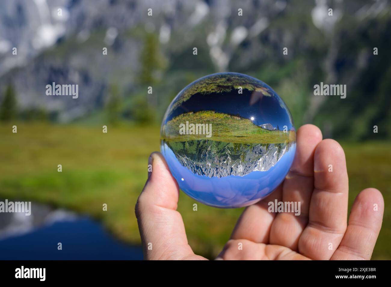 Der Hochkoenig an einem sonnigen Sommertag, blauer Himmel, Glaskugel Mühlbach am Hochkönig Österreich Stockfoto