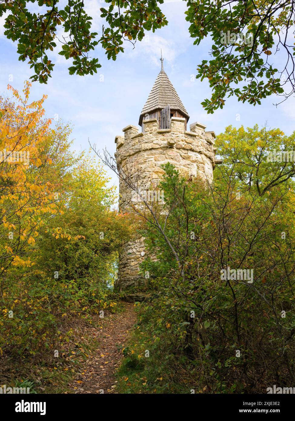 Ein alter rustikaler Turm im Wald im Fall Dürnstein Österreich Stockfoto