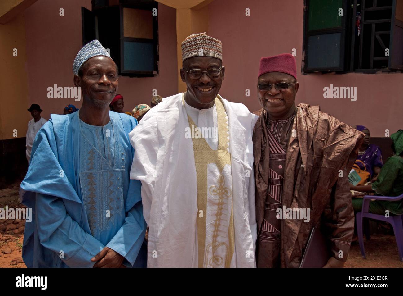 Hochzeitsgäste, Ankpa, Kogi State, Nigeria, Afrika. Drei kluge Männer in traditioneller afrikanischer Kleidung. Stockfoto