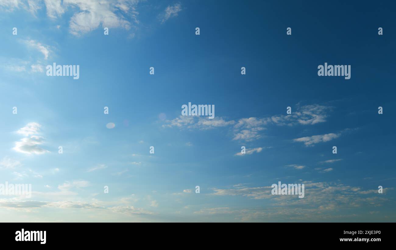 Zeitraffer. Flauschige Wolken, Himmel Atmosphäre. Geschwollene, flauschige weiße Wolken. Wolkenhimmel. Stockfoto