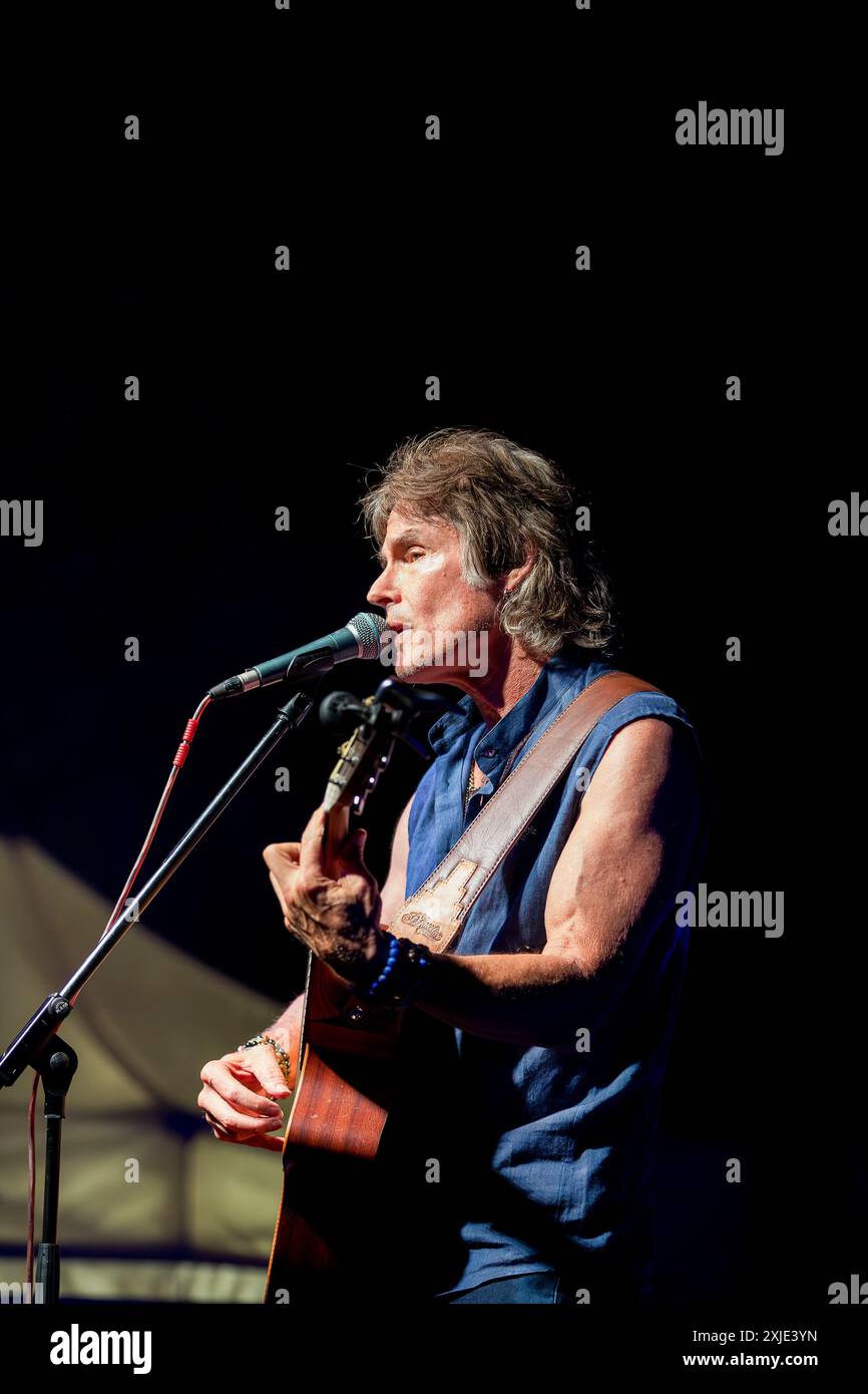 Piazza della Conciliazione, Desio , Italien, 17. Juli 2024, Ronn Moss auf der Bühne während RONN MOSS LIVE - Musikkonzert Stockfoto