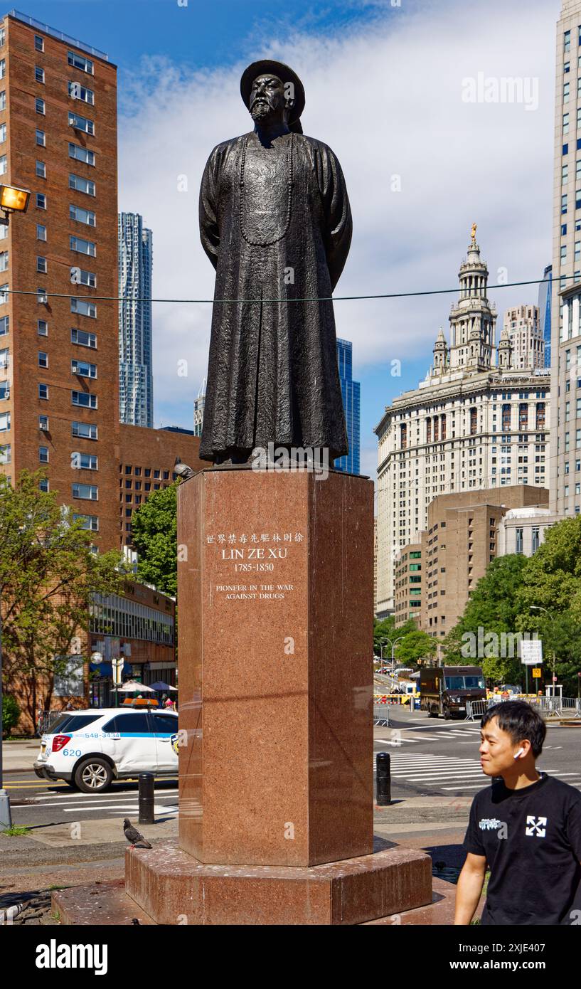 NYC Chinatown: Bronzestatue von Lin Ze Xu, einem chinesischen Philosophen/Politiker, der den Opiumhandel gestört hat; befindet sich am Kimlau Square, Teil des Chatham Square. Stockfoto