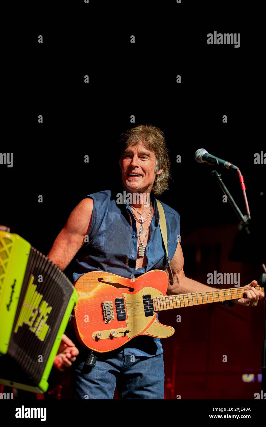 Piazza della Conciliazione, Desio , Italien, 17. Juli 2024, Ronn Moss auf der Bühne während RONN MOSS LIVE - Musikkonzert Stockfoto