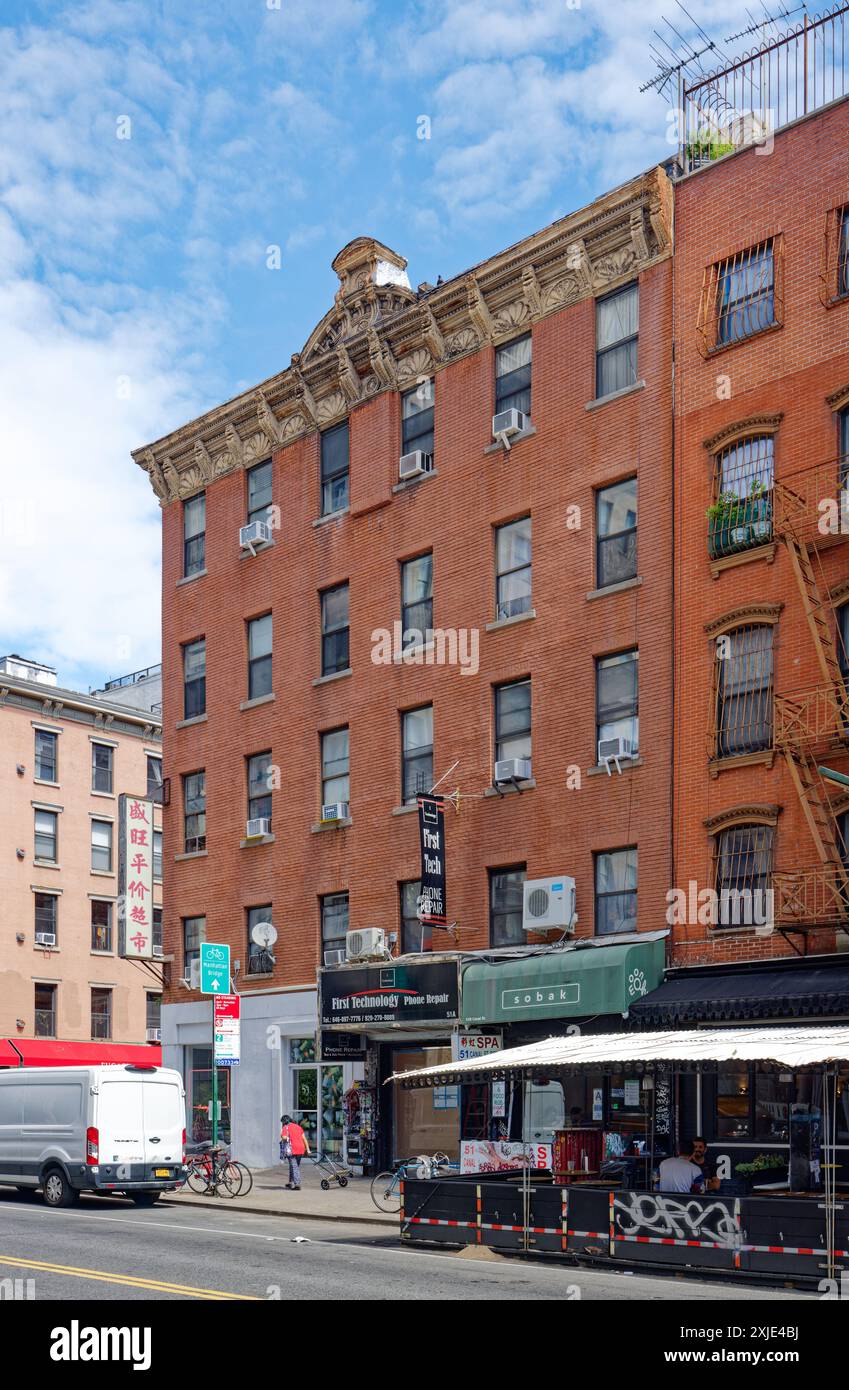 NYC Chinatown: Die flache Backsteinfassade aus den 1800er Jahren des Canal Condo's 51 Canal Street Flügels; der Eingang hat jetzt die Nummer 16 Orchard Street. Stockfoto