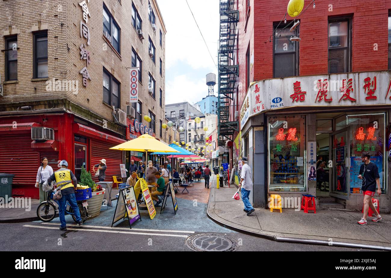 NYC Chinatown: Eine krumme Straße lang und mit Laternen beleuchtete Doyers Street ist kaum mehr als eine Fußgängerzone, die die Pell Street mit dem Chatham Square verbindet. Stockfoto