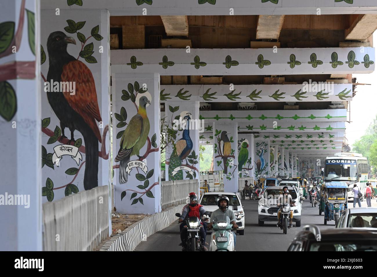 Neu-Delhi, Indien. Juli 2024. NEW DELHI, INDIEN - 16. JULI: Eine künstlerische Verjüngung mit wunderschönen Vogelmalereien auf den Säulen des Überflugs an der Grenze von Apsara nach Anand vihar in Delhi, eine bevorstehende Überführung, die Anand Vihar in Ost-Delhi mit der Grenze von Apsara in der Nähe von Ghaziabad verbindet, am 16. Juli 2024 in Neu-Delhi, Indien. (Foto: Sonu Mehta/Hindustan Times/SIPA USA) Credit: SIPA US/Alamy Live News Stockfoto