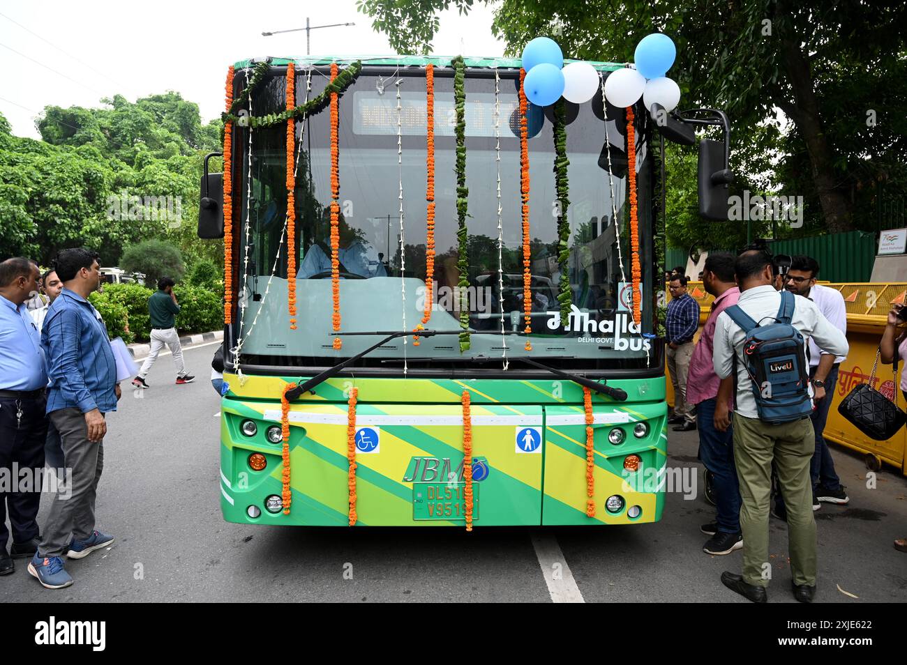 NEW DELHI, INDIEN - 15. JULI: Der Delhi-Verkehrsminister Kailash Gehlot hat am 15. Juli 2024 in Neu-Delhi, Indien, den Mohalla-Bus-Testlauf gestartet. Die Regierung von Delhi startete am Montag einen einwöchigen Testlauf für das Mohalla-Busprojekt und startete zwei Testrouten, indem sie einen Schritt nach vorne in Richtung der Umsetzung des Vorzeigeprogramms machte, das letztes Jahr angekündigt wurde, um die Anbindung der letzten Meile in der Hauptstadt zu verbessern. Diese Busse werden auf zwei Teststrecken verkehren: Akshardham nach Mayur Vihar Phase-3 und Majlis Park nach Pradhan Enklave in Burari. (Foto: Salman Ali/Hindustan Times/SIPA Stockfoto