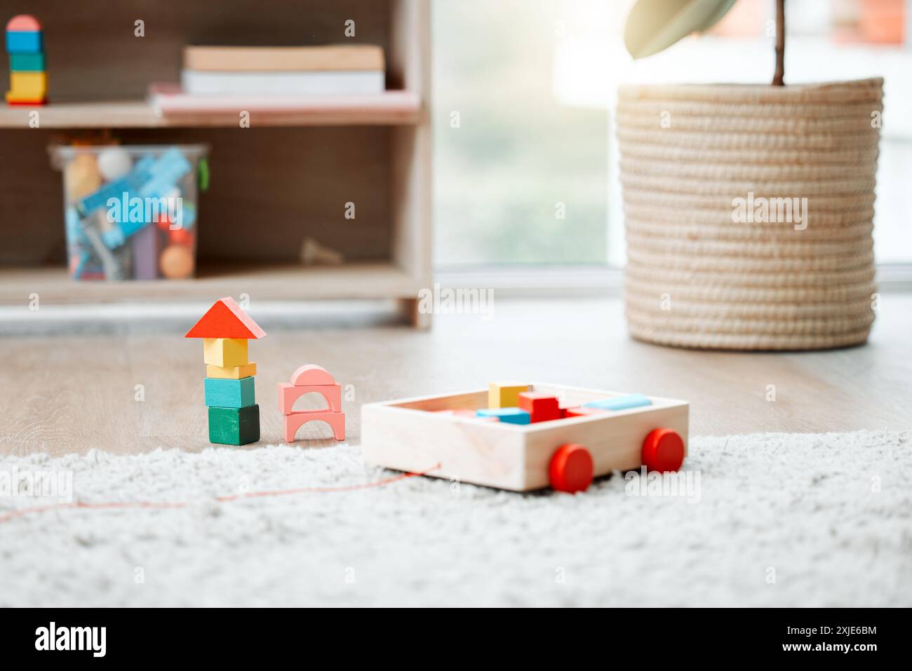 Haus, Entwicklung und leerer Spielraum zum Lernen mit Spielzeug und kreativem Raum, Tafel oder Möbeln für Spiele. Zuhause, Lounge und Hintergrund für Stockfoto