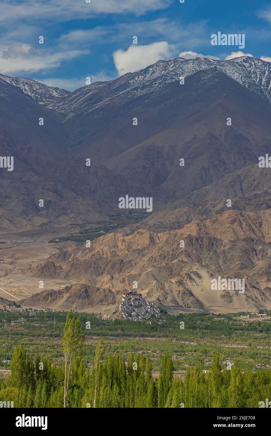 Ein Fernblick auf das Thiksey Kloster mit schneebedeckten Bergen im Hintergrund bei Ladakh. Auf 20. Mai 2024 geklickt. Stockfoto