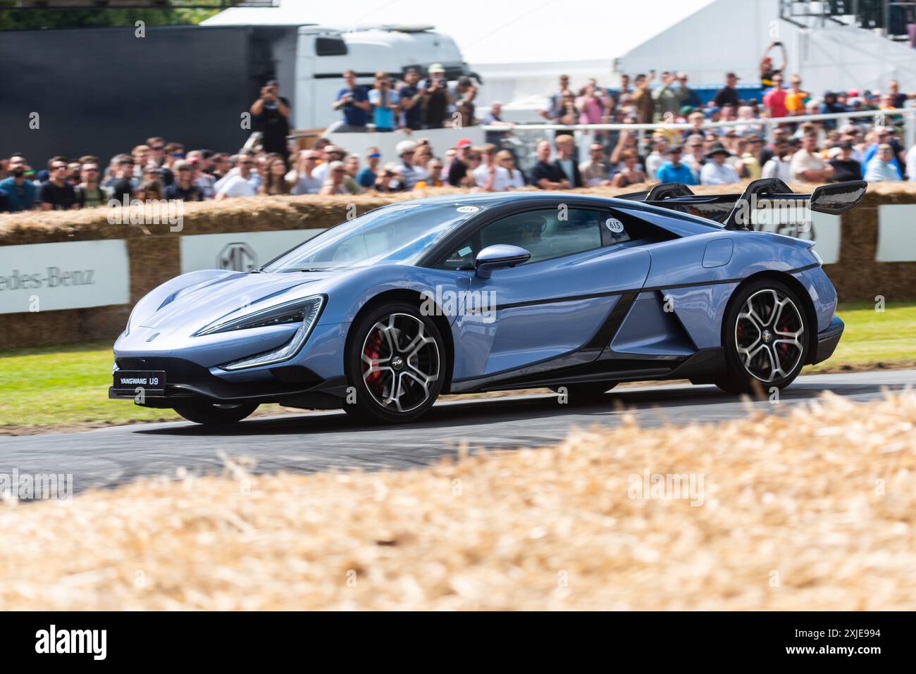 2024 Yangwang U9 elektrisches Supercoupé-Auto, das beim Goodwood Festival of Speed 2024 Motorsport Event in West Sussex, Großbritannien, die Bergsteige hinauffährt Stockfoto