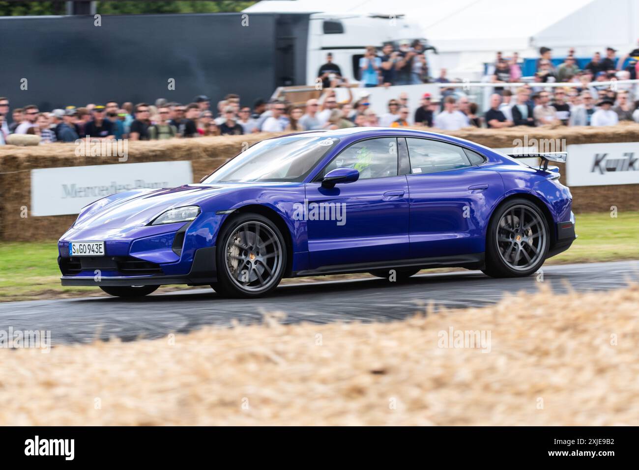 2024 Porsche Taycan Turbo GT Elektroauto fährt beim Goodwood Festival of Speed 2024 Motorsport Event in West Sussex, Großbritannien, die Bergsteige hinauf Stockfoto