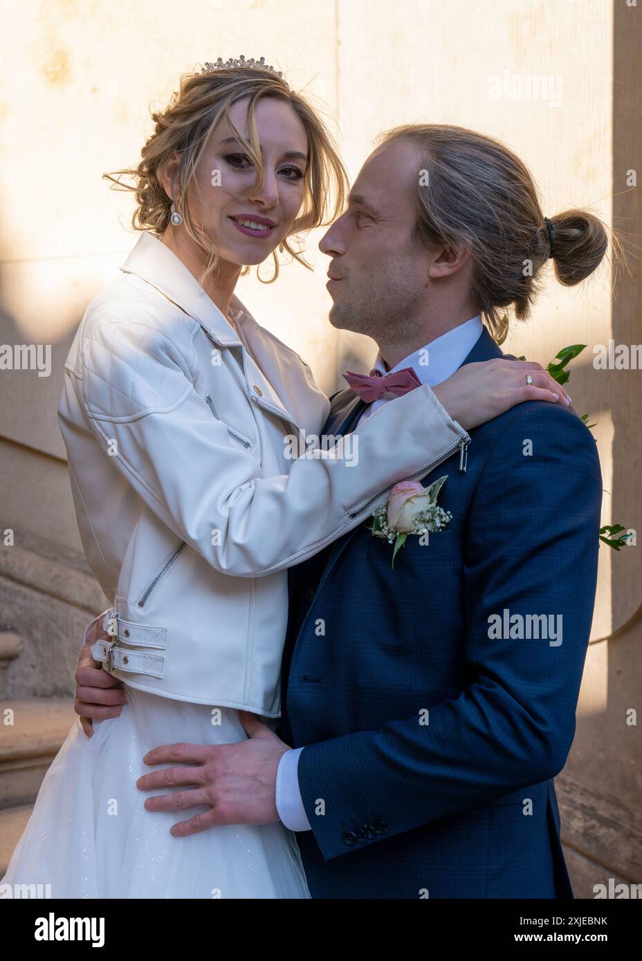 Nahaufnahme von Jungvermählten, Bräutigam, verliebt, Braut, die in die Kamera schaut. Hochzeitstag Stockfoto