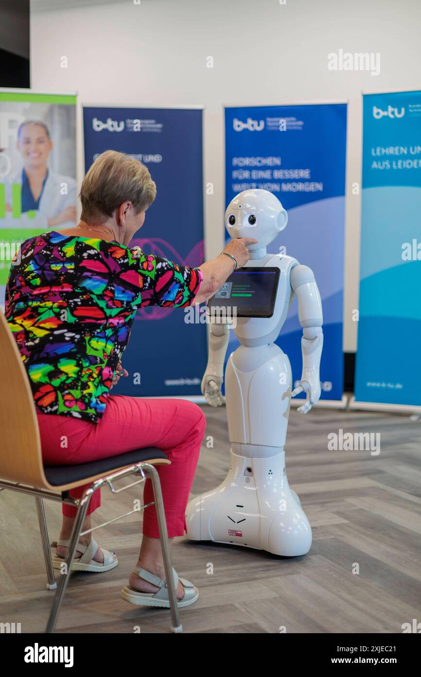 Humanoider Roboter Pepper - Forschung an der Medizinischen Universität Lausitz - Carl Thiem DEU/Brandenburg/ Cottbus Â Vorrstellung eines sozialen Roboters Pepper an der Brandenburgischen Technischen Universität Cottbus-Senftenberg BTU und der Medizinischen Universität Lausitz - Carl Thiem. Dort wird derzeit eine Pilotstudie durchgeführt, um die Auswirkungen der Interaktionsmodalitäten auf das Engagement und die Anwendungen in pflegetypischen Situationen zu untersuchen. Pepper wird eingesetzt, um verschiedene Formen der Mensch-Maschine-Interaktion zu erproben. Ziel ist es, die Auswirkungen so Stockfoto