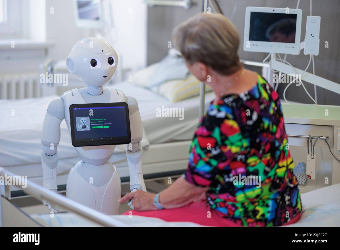 Humanoider Roboter Pepper - Forschung an der Medizinischen Universität Lausitz - Carl Thiem DEU/Brandenburg/ Cottbus Â an der Brandenburgischen Technischen Universität Cottbus-Senftenberg BTU und der Medizinischen Universität Lausitz - Carl Thiem, wird derzeit eine Pilotstudie durchgeführt, um die Auswirkungen der Interaktionsmodalitäten eines sozialen Roboters Pepper auf das Engagement und die Anwendungen in pflegetypischen Situationen zu untersuchen. Pepper wird eingesetzt, um verschiedene Formen der Mensch-Maschine-Interaktion zu erproben. Ziel ist es, die Auswirkungen solcher Technologien au Stockfoto