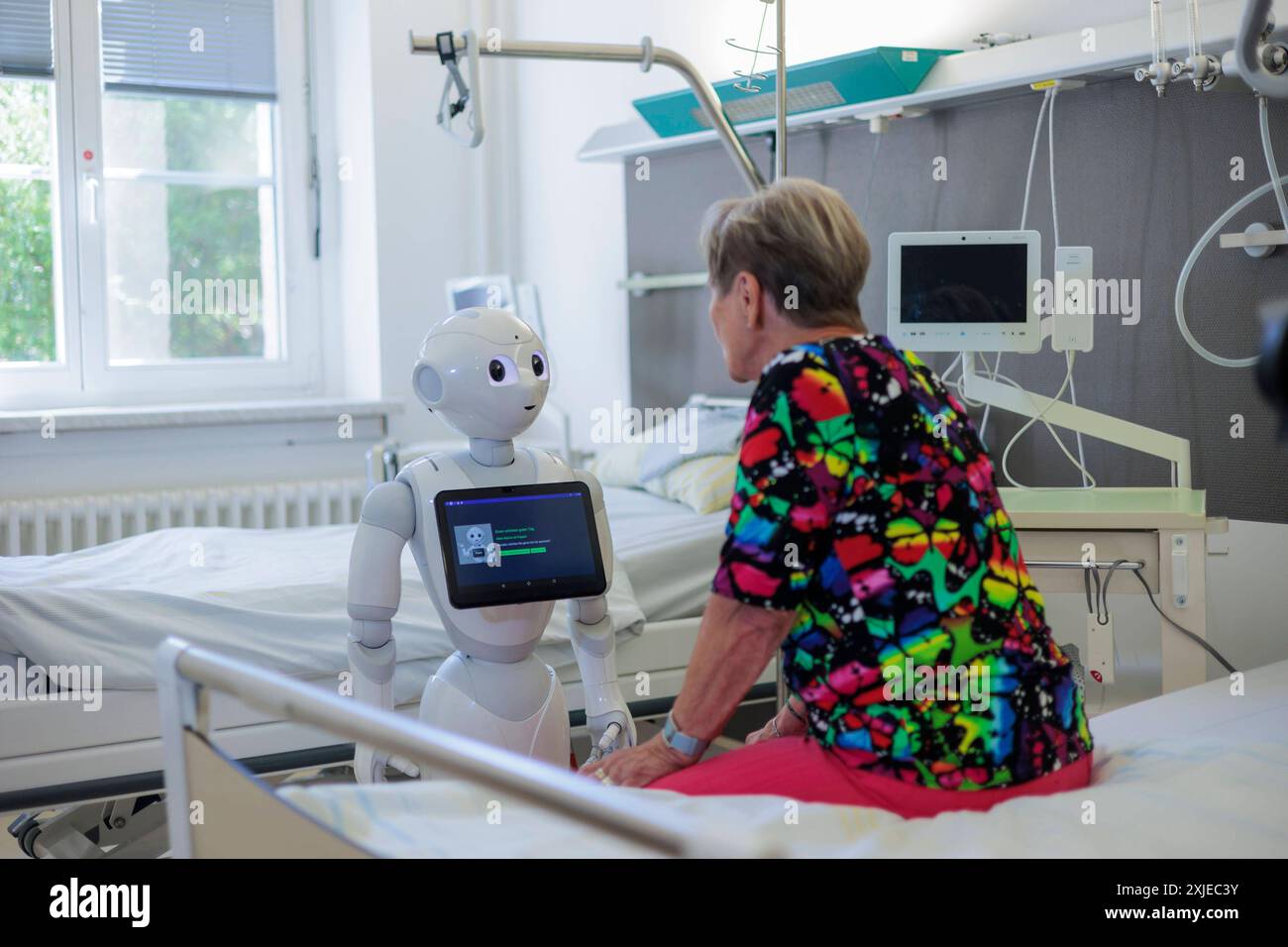 Humanoider Roboter Pepper - Forschung an der Medizinischen Universität Lausitz - Carl Thiem DEU/Brandenburg/ Cottbus Â an der Brandenburgischen Technischen Universität Cottbus-Senftenberg BTU und der Medizinischen Universität Lausitz - Carl Thiem, wird derzeit eine Pilotstudie durchgeführt, um die Auswirkungen der Interaktionsmodalitäten eines sozialen Roboters Pepper auf das Engagement und die Anwendungen in pflegetypischen Situationen zu untersuchen. Pepper wird eingesetzt, um verschiedene Formen der Mensch-Maschine-Interaktion zu erproben. Ziel ist es, die Auswirkungen solcher Technologien au Stockfoto