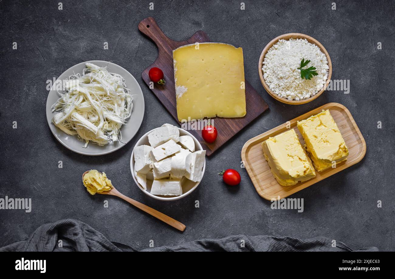 Delikatessenkonzept, verschiedene Käsesorten und Butter, Cheddar, Quark Stockfoto