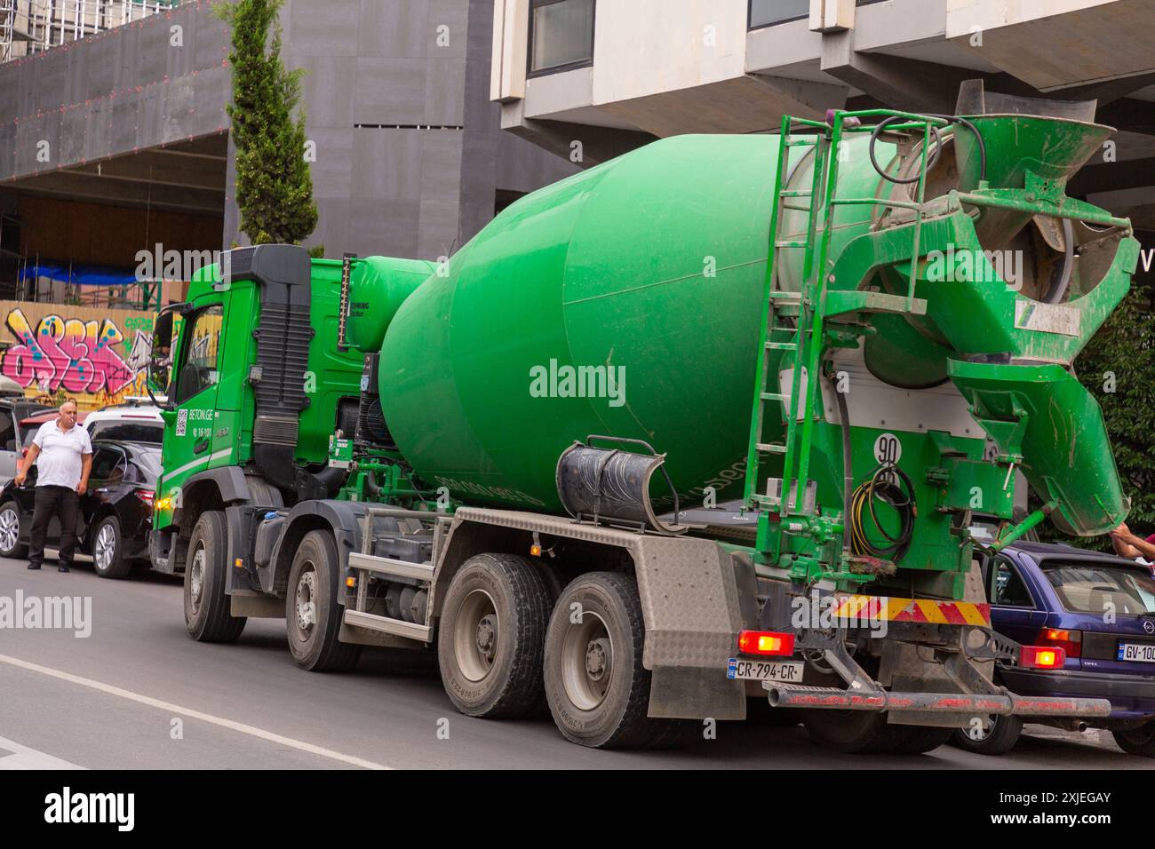 Tiflis, Georgien - 20. JUNI 2024: Entladung eines Zementmischwagens vor einem neuen Wohngebäude im Zentrum von Tiflis, Georgien. Stockfoto