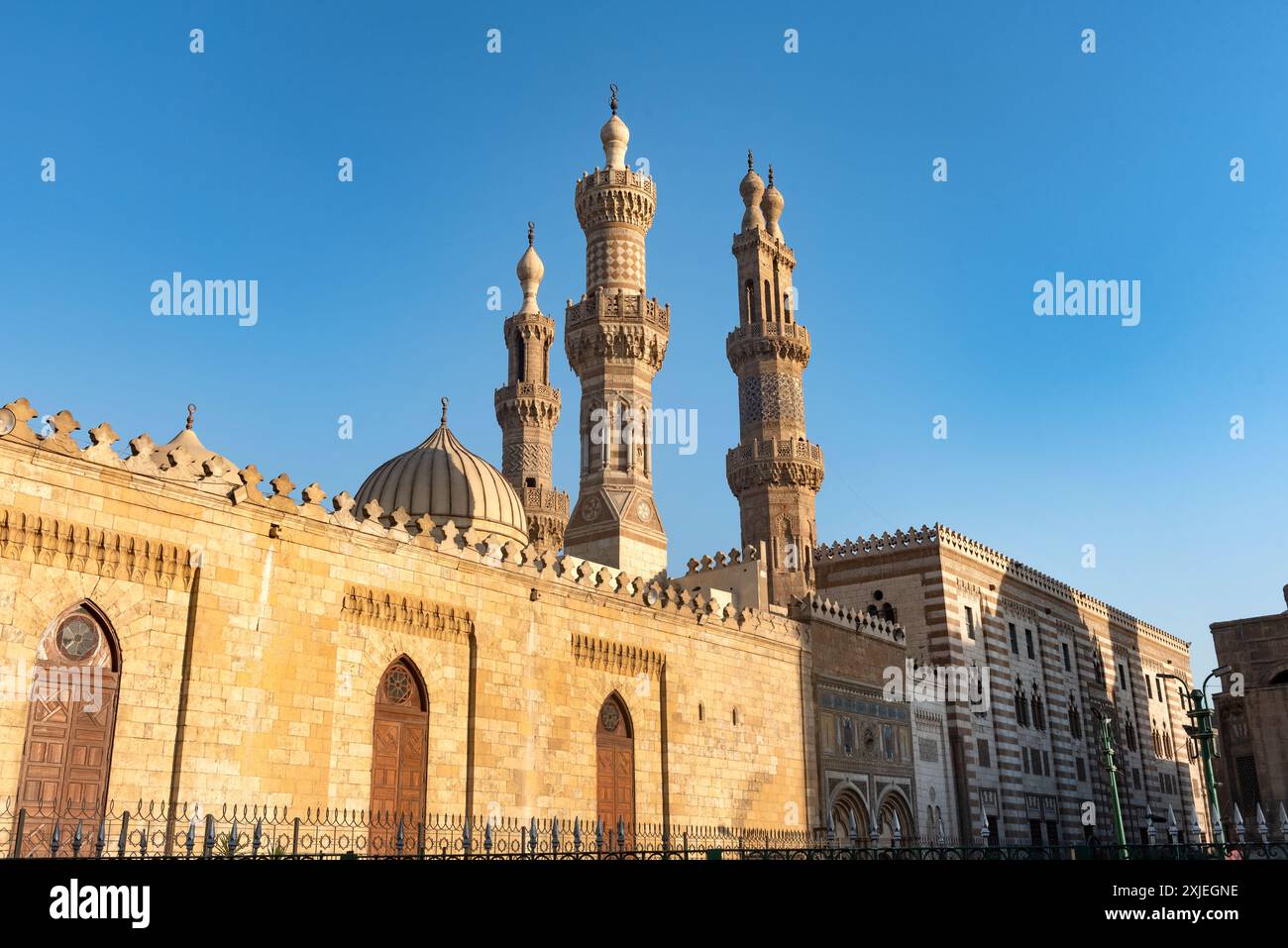 Kairo, Ägypten. Am 2. Juli 2024 war die Al-Azhar-Moschee die erste Moschee in einer Stadt, die schließlich den Spitznamen „Stadt der Tausend“ erhielt Stockfoto