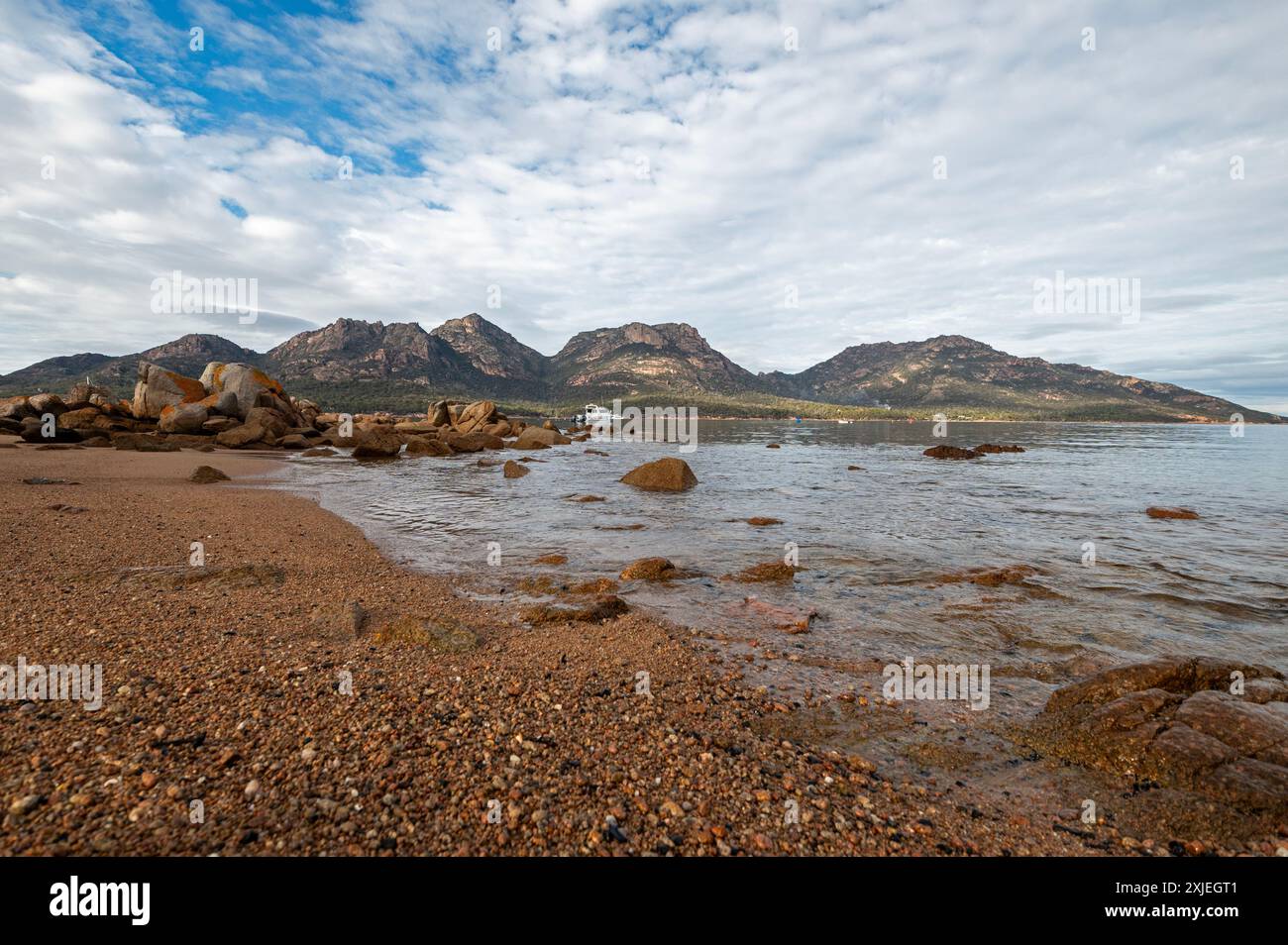 Die Gefahren sind ein Bergmassiv und Hauptfokus an der Coles Bay im Freycinet National Park an der Ostküste Tasmaniens, Australien. T Stockfoto