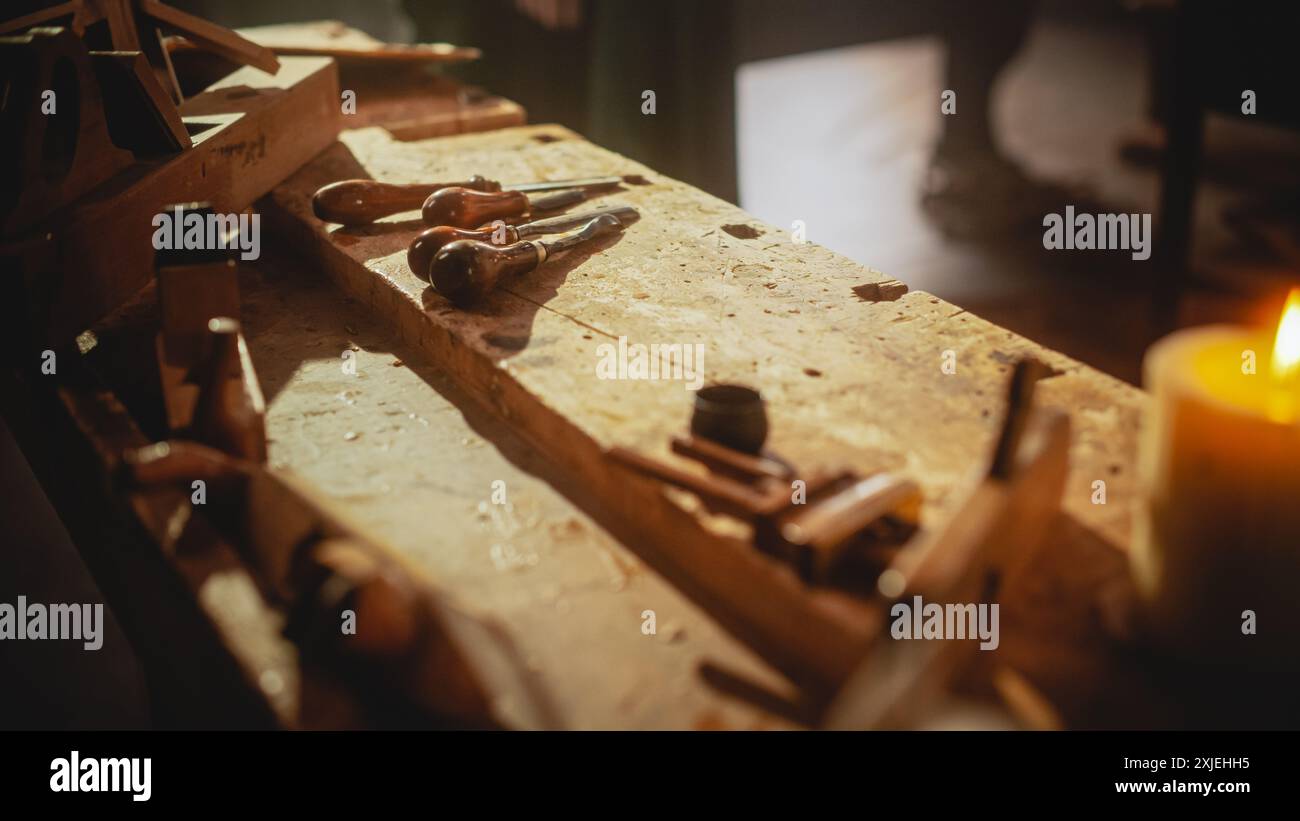 Nahaufnahme von Holzwerktisch und Werkzeugen für Holzarbeiten. Kreativer Raum für Schöpfer und Bildhauer, Zeuge von Talent und Inspiration. Alte Traditionelle Holzschnitzerei-Werkzeuge Stockfoto