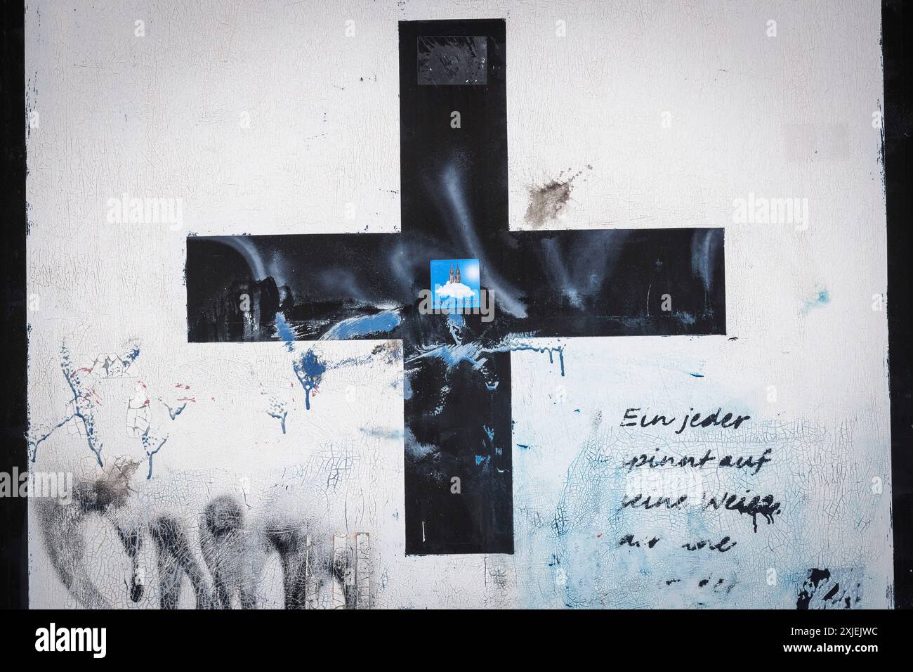 Navigationsschild am Rheinufer mit Aufkleber „Köln kifft“, Köln, Deutschland. Schifffahrtszeichen am Rheinufer mit Aufk Stockfoto