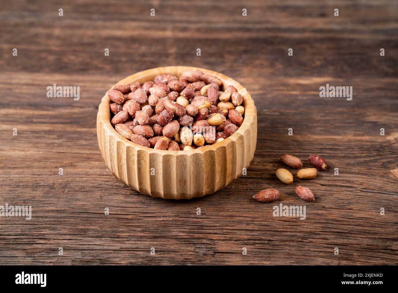 Geröstete, salzige Erdnüsse auf dem Holztisch. Hochwertige Fotos Stockfoto