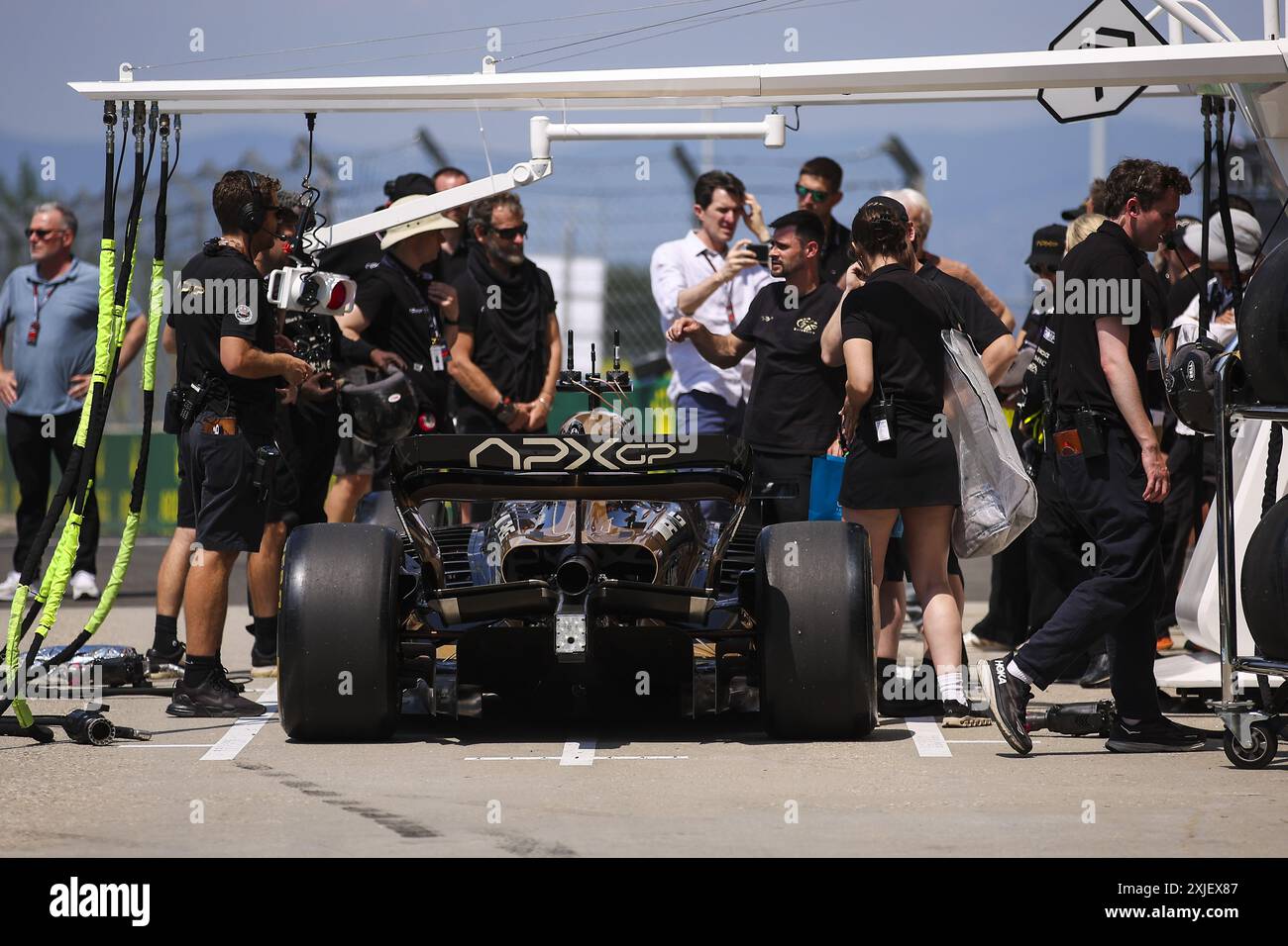 Mogyorod, Ungarn, 18.07.2024, APX GP Team Crew filmt im Fahrerlager für den Apex F1-Film von Apple Studios / Bruckheimer Films während des Formel-1-Großen Preises von Ungarn 2024, 13. Runde der Formel-1-Weltmeisterschaft 2024 vom 19. Bis 21. Juli 2024 auf dem Hungaroring in Mogyorod, Ungarn Stockfoto