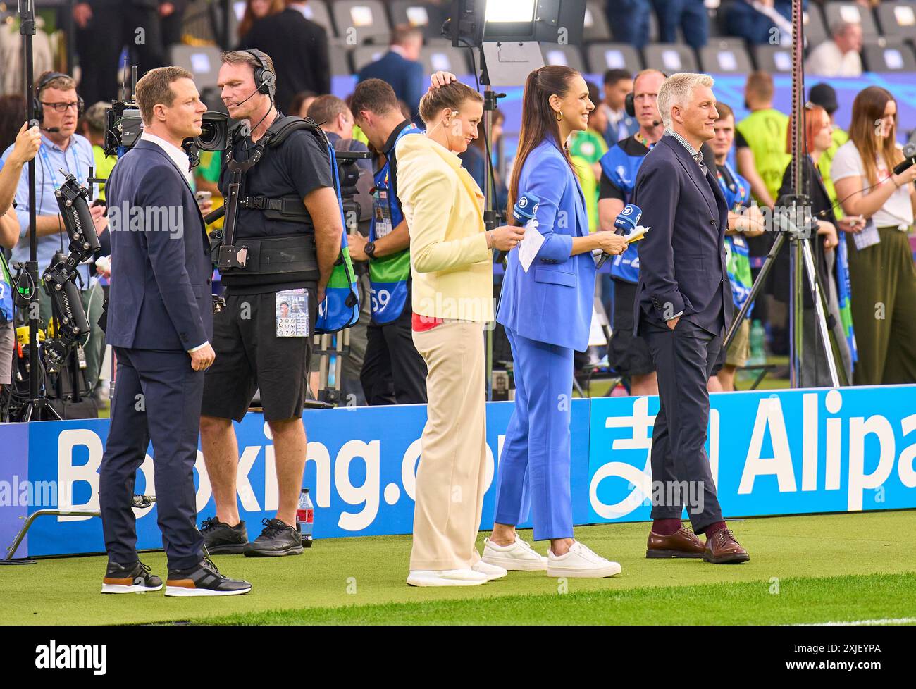 Alexander Bommes, Almuth Schult, ARD-TV-Moderator, Expertin, Esther Sedlaczek, Moderatorin ARD Sport Moderatorin, Sportmoderatorin, Journalistin, Bastian SCHWEINSTEIGER, Co-Moderator ARD im Endspiel SPANIEN - ENGLAND 2-1 der UEFA-Europameisterschaften 2024 am 14. Juli 2024 in Berlin. Fotograf: Peter Schatz Stockfoto