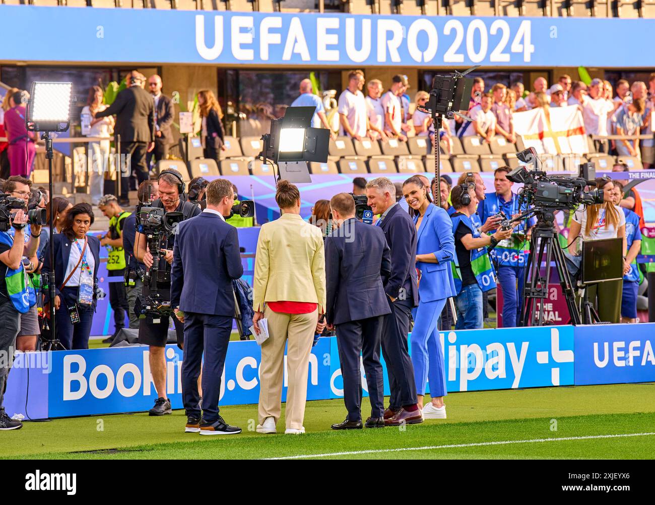 Alexander Bommes, Almuth Schult, ARD-TV-Moderator, Expertin, Esther Sedlaczek, Moderatorin ARD Sport Moderatorin, Sportmoderatorin, Journalistin, Bastian SCHWEINSTEIGER, Co-Moderatorin ARD, Philipp LAHM Ex Profi Ex-DFB Kapitaen im Endspiel SPANIEN - ENGLAND 2-1 der UEFA-Europameisterschaften 2024 am 14. Juli 2024 in Berlin. Fotograf: Peter Schatz Stockfoto