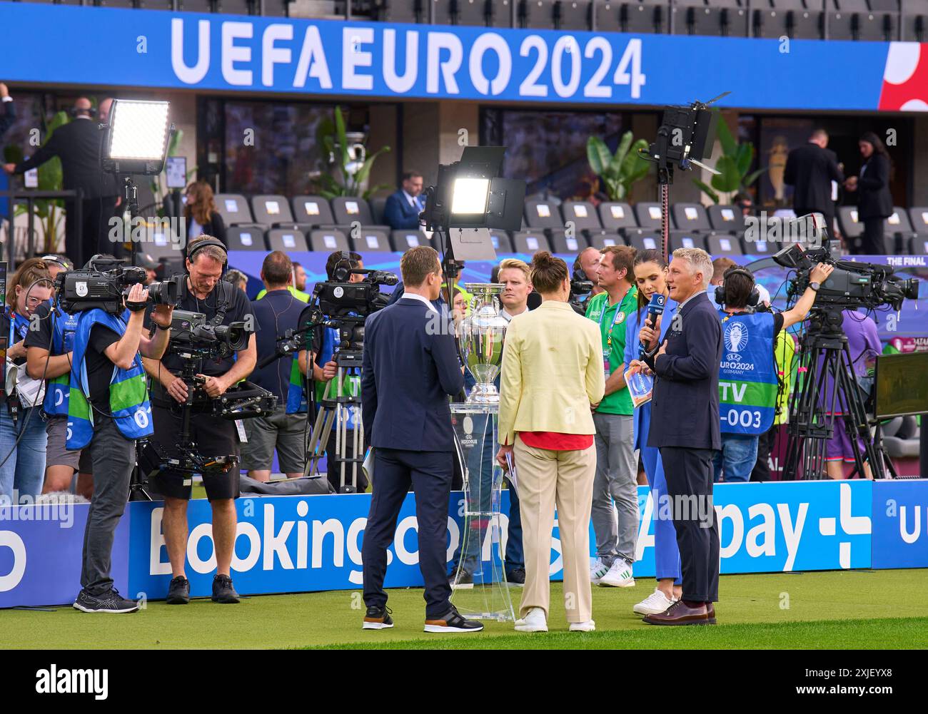 Alexander Bommes, Almuth Schult, ARD-TV-Moderator, Expertin, Esther Sedlaczek, Moderatorin ARD Sport Moderatorin, Sportmoderatorin, Journalistin, Bastian SCHWEINSTEIGER, Co-Moderator ARD im Endspiel SPANIEN - ENGLAND 2-1 der UEFA-Europameisterschaften 2024 am 14. Juli 2024 in Berlin. Fotograf: Peter Schatz Stockfoto