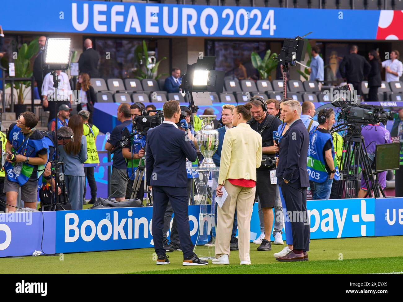 Alexander Bommes, Almuth Schult, ARD-TV-Moderator, Expertin, Esther Sedlaczek, Moderatorin ARD Sport Moderatorin, Sportmoderatorin, Journalistin, Bastian SCHWEINSTEIGER, Co-Moderator ARD im Endspiel SPANIEN - ENGLAND 2-1 der UEFA-Europameisterschaften 2024 am 14. Juli 2024 in Berlin. Fotograf: Peter Schatz Stockfoto