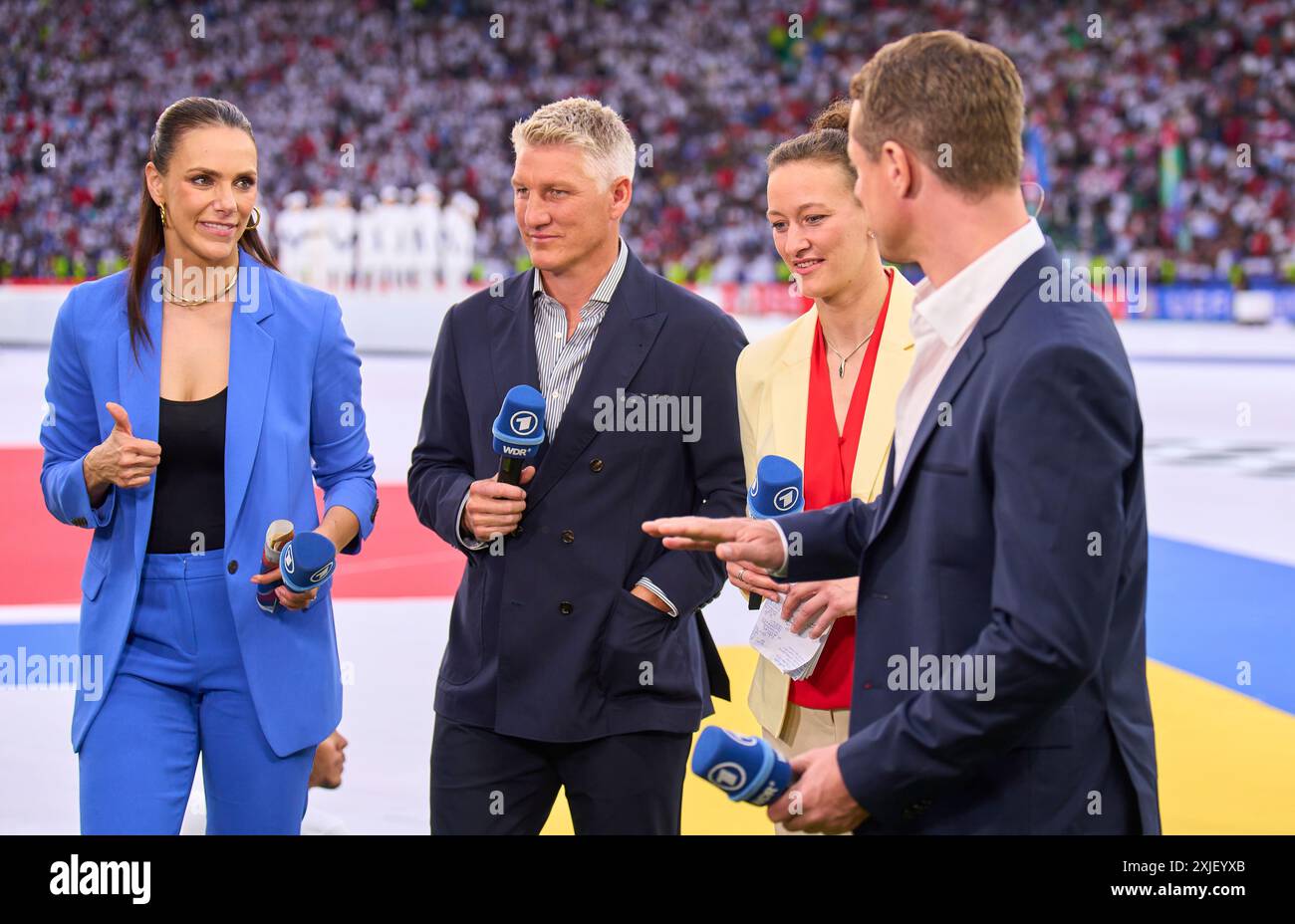 Alexander Bommes, Almuth Schult, ARD-TV-Moderator, Expertin, Esther Sedlaczek, Moderatorin ARD Sport Moderatorin, Sportmoderatorin, Journalistin, Bastian SCHWEINSTEIGER, Co-Moderator ARD im Endspiel SPANIEN - ENGLAND 2-1 der UEFA-Europameisterschaften 2024 am 14. Juli 2024 in Berlin. Fotograf: Peter Schatz Stockfoto